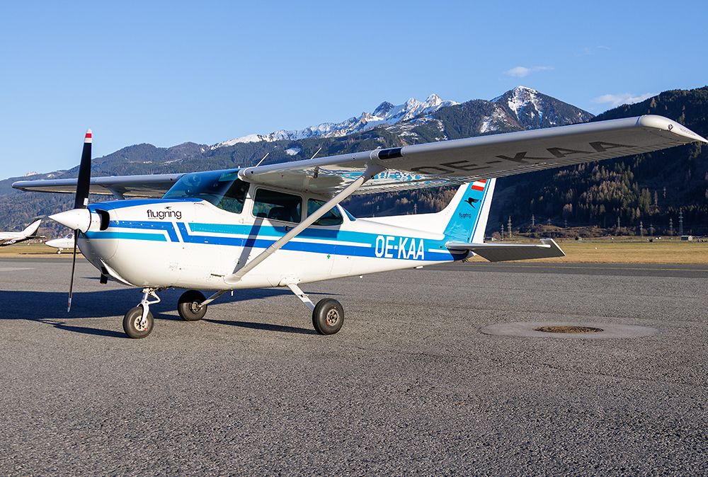 Cessna 172 v zraku trčila v jadralno padalko, ki je čudežno preživela